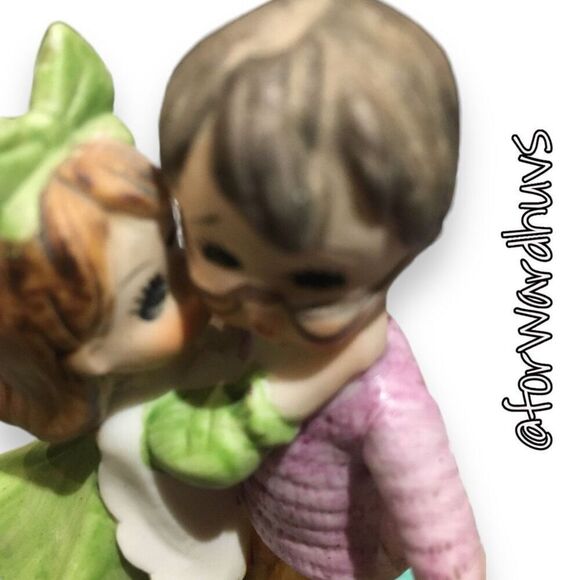 Vintage Lefton Porcelain Figurine - Girl Kissing Surprised Boy - Picture 7 of 9